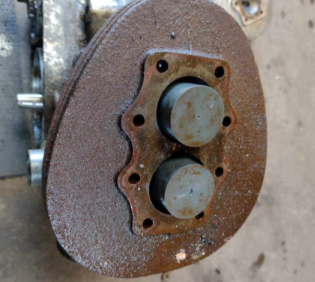 photo showing spacers used to press out pistons